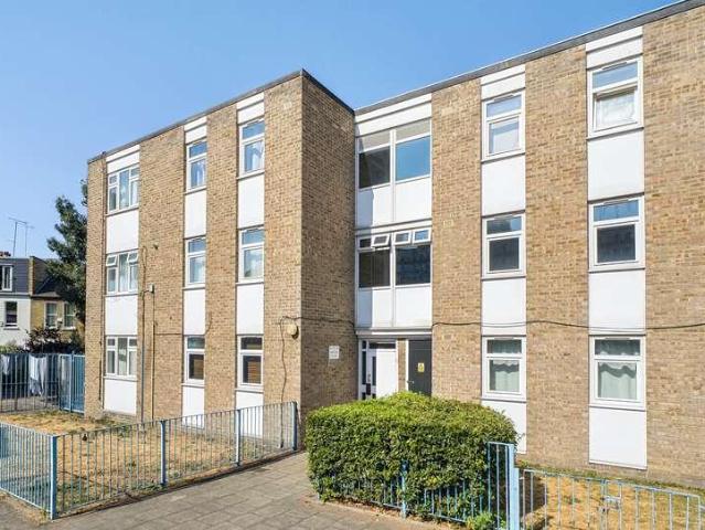 Flat for sale in Balham, Greater London