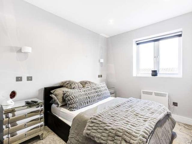 Flat for sale in Broxbourne, Hertfordshire