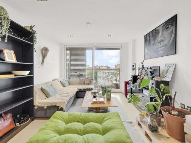 Flat for sale in Hoxton, Greater London