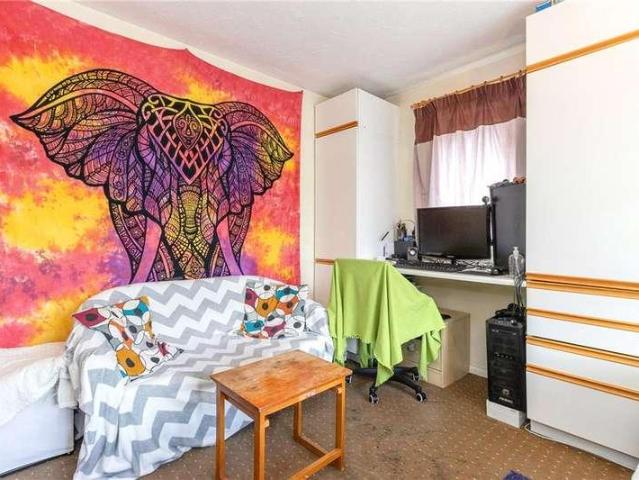 Flat for sale in Maybury, Woking