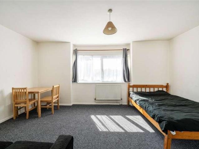 Flat for sale in Yiewsley, Greater London
