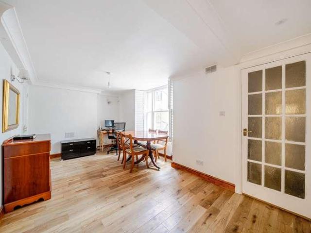 Flat for sale in The Arches, Greater London