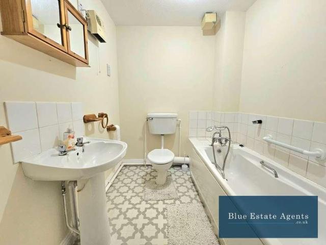 Flat for sale in London Borough of Hounslow, Heston