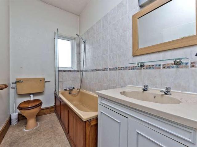 Flat for sale in Surbiton, Berrylands