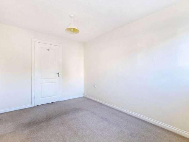 Flat for sale in Kingswood Firs, East Hampshire
