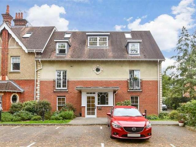 Flat for sale in Red Hill, Surrey
