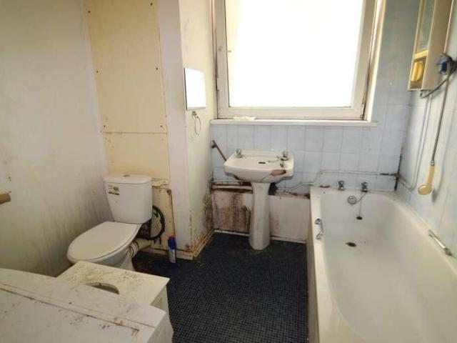 Flat for sale in Glyndon, Greater London