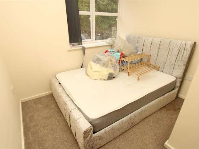 Flat for sale in Thackley, Bradford