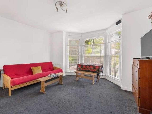 Flat for sale in London Borough of Merton, Raynes Park