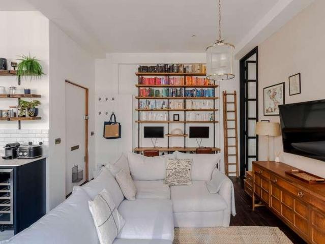 Flat for sale in Shepherd's Bush, Greater London