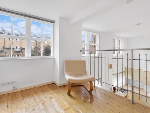 Flat for sale in Stoke Newington, Greater London