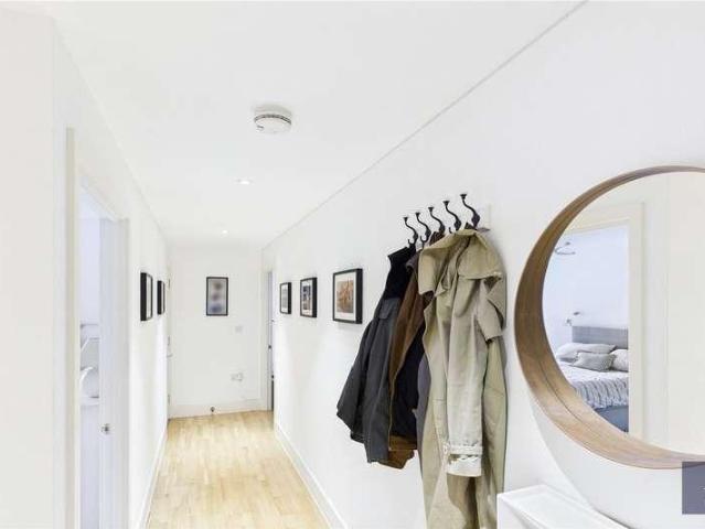 Flat for sale in Streatham, Greater London