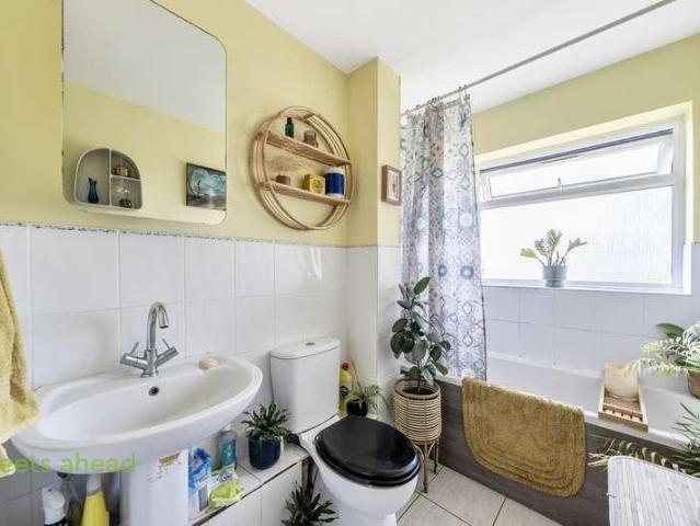 Flat for sale in London Borough of Croydon, Upper Norwood