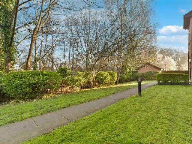 Flat for sale in Beddington, Greater London