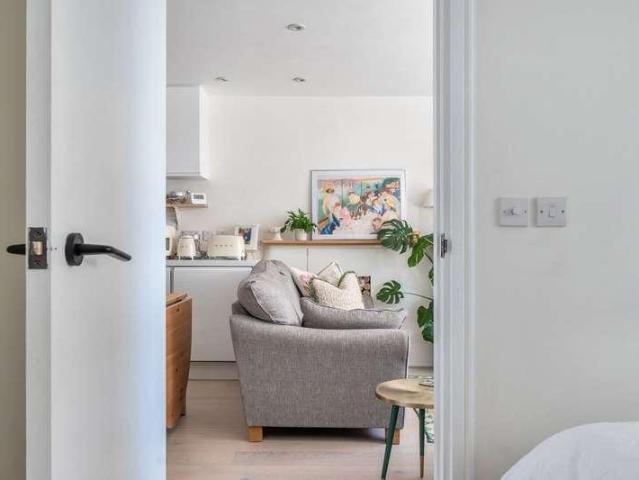 Flat for sale in North Sheen, Greater London