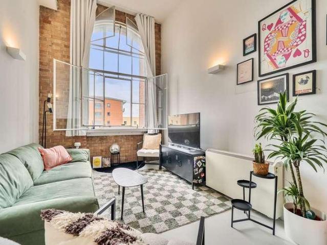 Flat for sale in Old Ford, Greater London