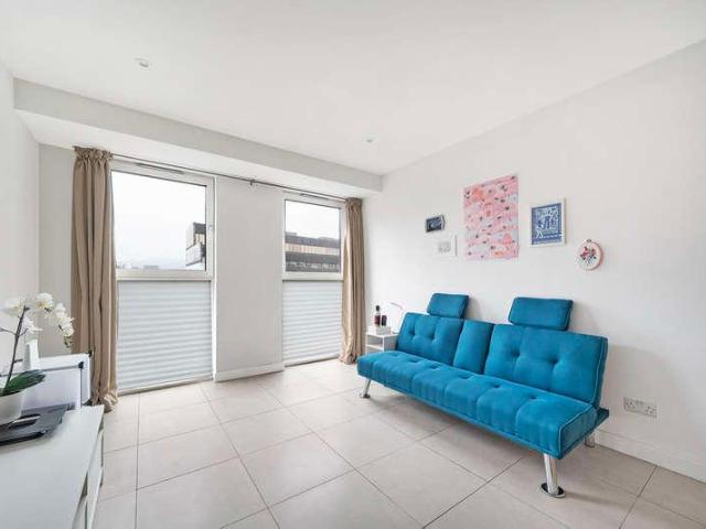 Flat for sale in Hornsey, Greater London