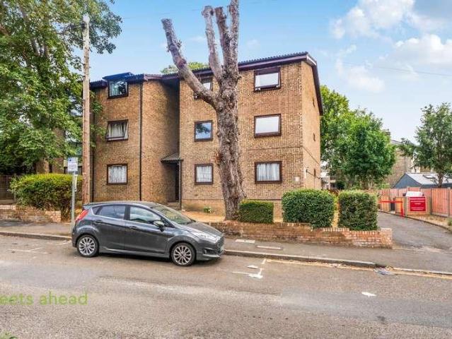 Flat for sale in London Borough of Croydon, Greater London
