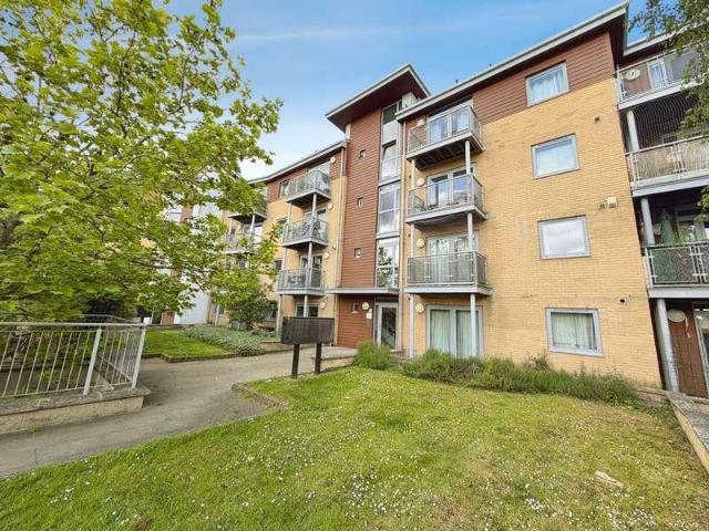 Flat for sale in Easthampstead, Bracknell