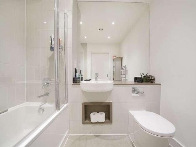 Flat for sale in Limehouse, Greater London