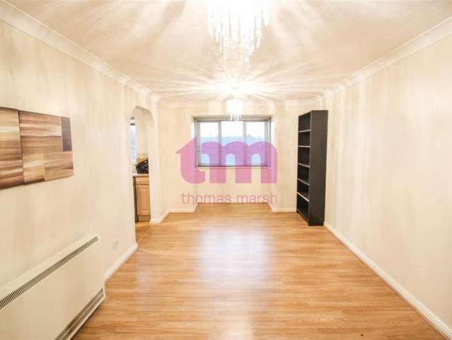 Flat for sale in Badgers Dene, Grays