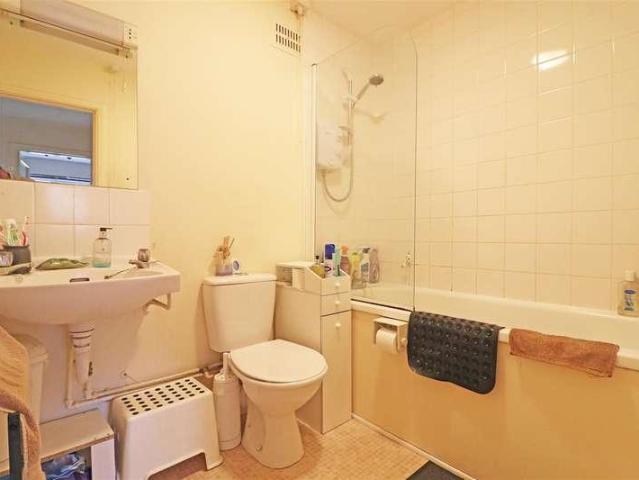 Flat for sale in Red Hill, Surrey