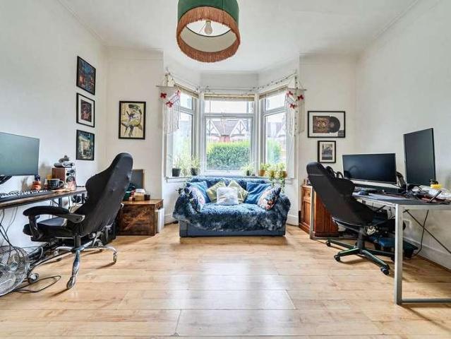 Flat for sale in London Borough of Ealing, Greater London