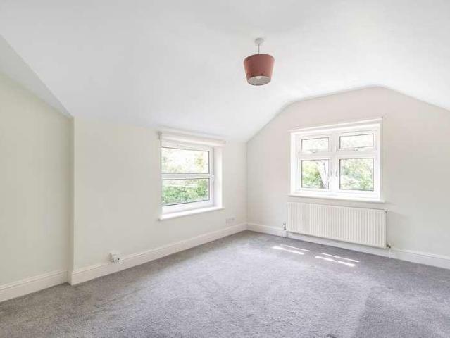 Flat for sale in Lower Bourne, Fole
