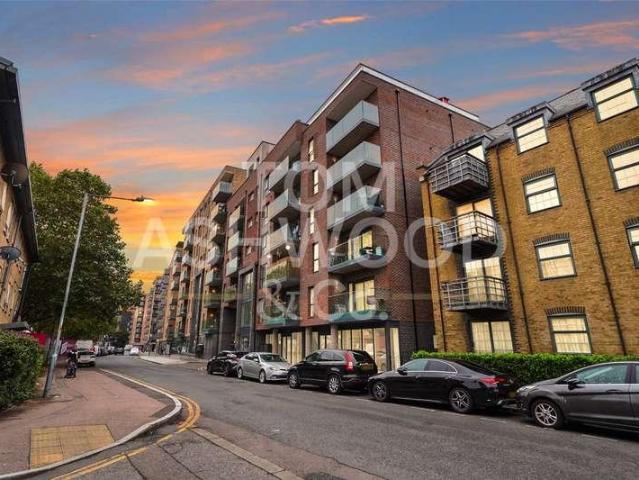 Flat for sale in Roding Riverside, Greater London