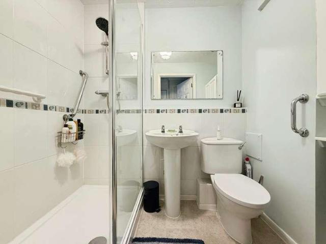 Flat for sale in Buckler's Park, Crowthorne