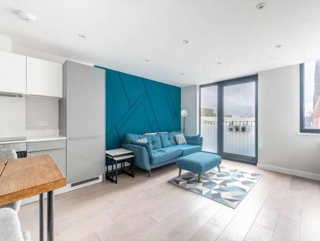 Flat for sale in Ruislip, Eastcote