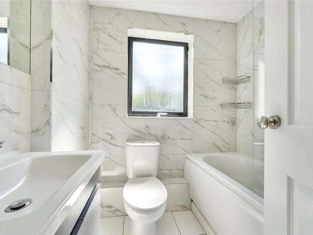 Flat for sale in New Barnet, Greater London