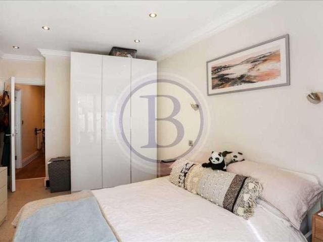 Flat for sale in Holloway, Greater London