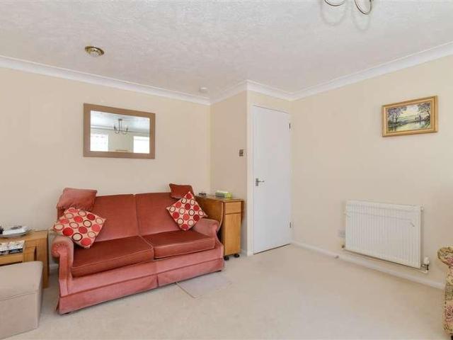 Flat for sale in Arundel, Clapham
