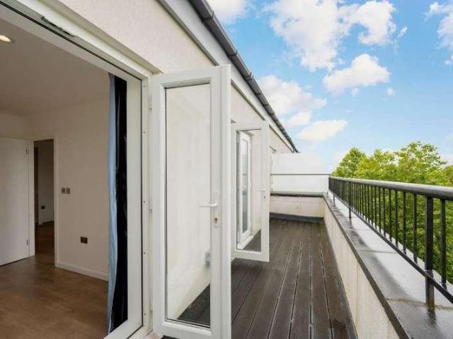Flat for sale in London Borough of Merton, Merton Park