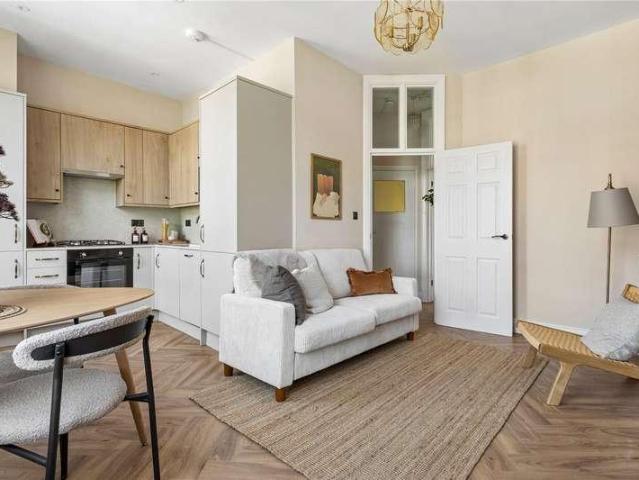 Flat for sale in Shacklewell, Greater London