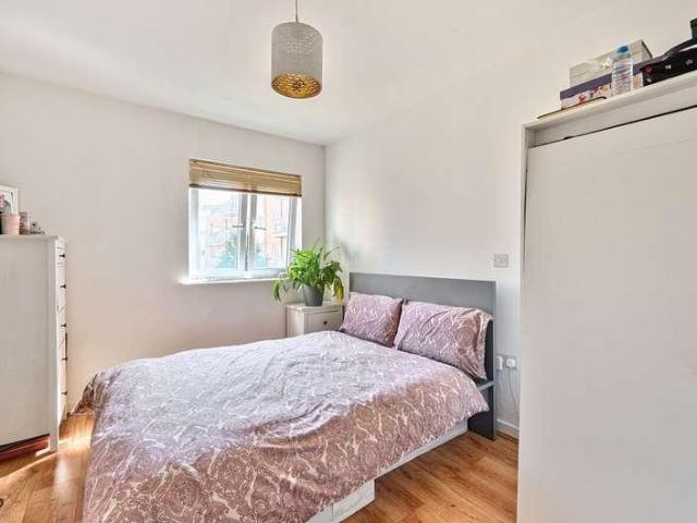 Flat for sale in Croydon, Waddon
