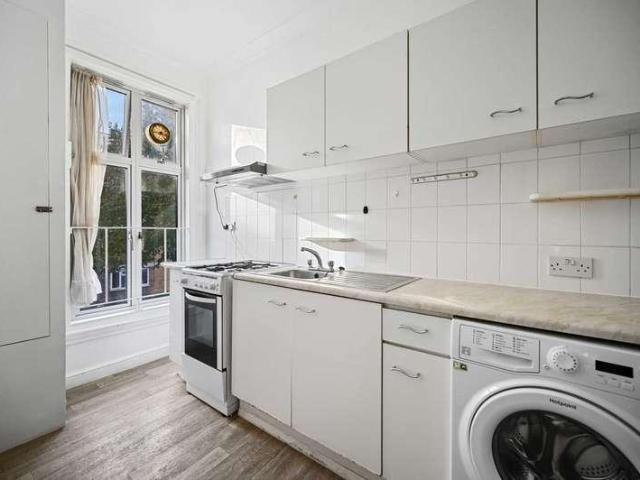 Flat for sale in Shepherd's Bush, Greater London