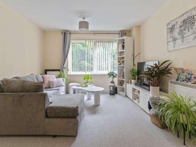 Flat for sale in Pillgwenlly, Wales