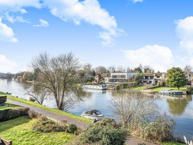 Flat for sale in Lower Halliford, Surrey