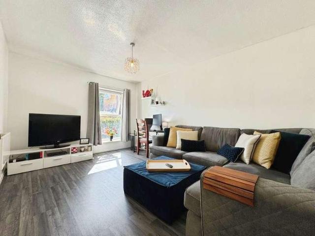 Flat for sale in Totteridge, Buckinghamshire
