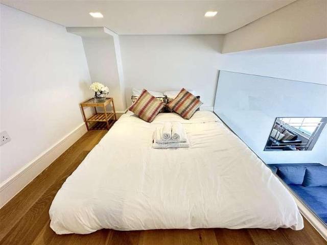 Flat for sale in Bayswater, Greater London
