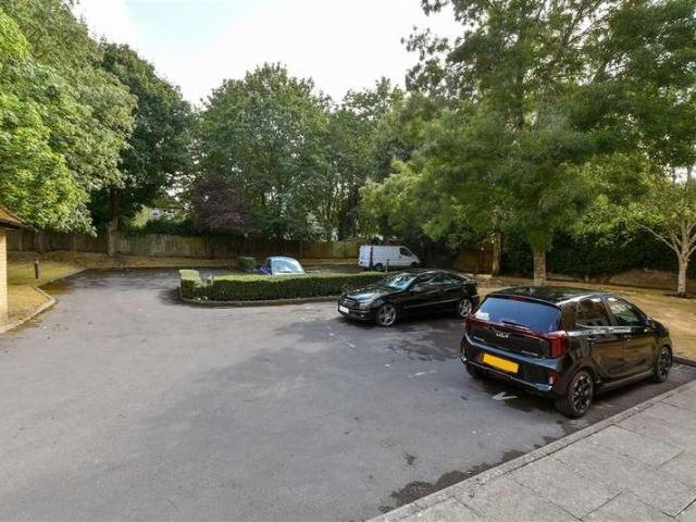 Flat for sale in Carshalton Beeches, Greater London
