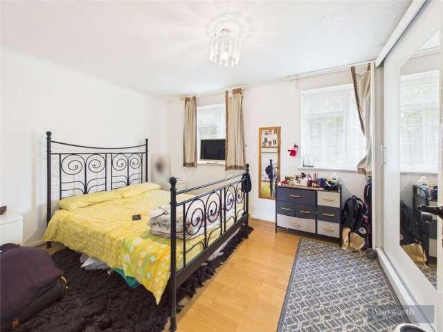 Flat for sale in Berrylands, Greater London