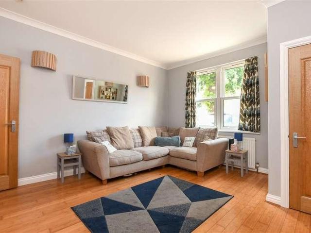 Flat for sale in Red Hill, Surrey