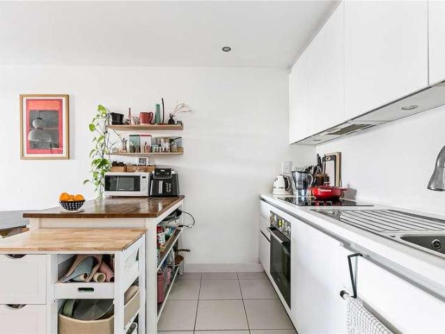 Flat for sale in Hornsey, Greater London