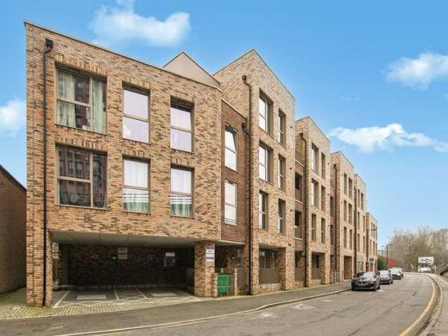 Flat for sale in London Borough of Croydon, Waddon