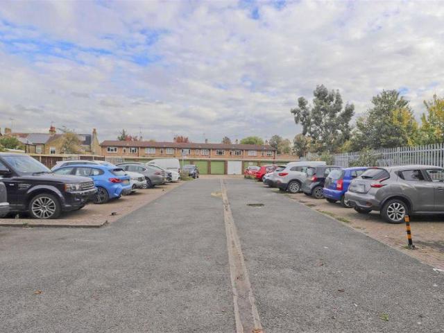 Flat for sale in Yiewsley, Greater London