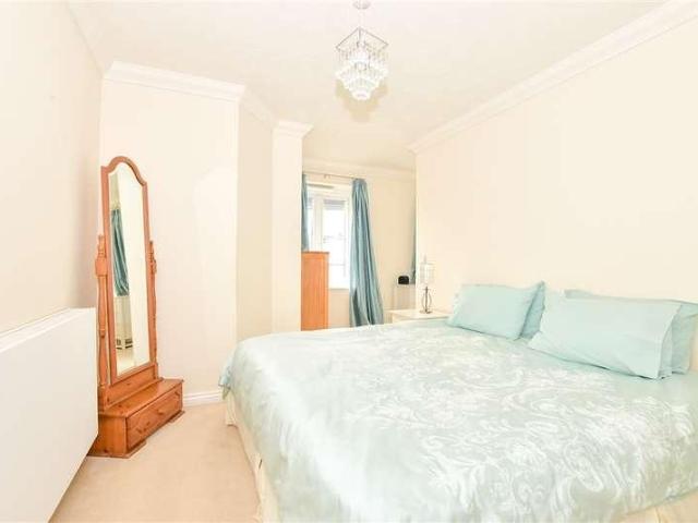 Flat for sale in Maidstone, Kent