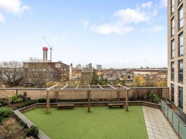Flat for sale in Wandsworth, Greater London